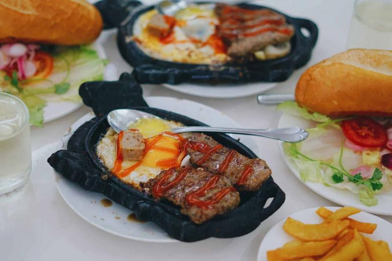 Bánh Mì Beefsteak Lệ Hồng