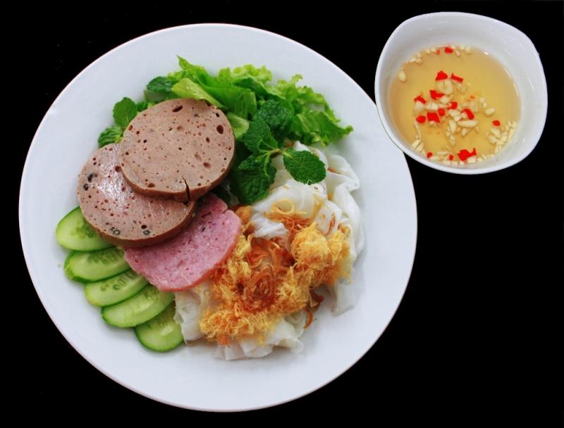 Là loại bánh được cho là ngộ nghĩ và kỳ lạ nhất tại Việt Nam. Bánh mềm, mỏng và trắng tựa một trang giấy.