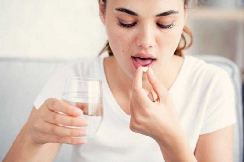 Azithromycin chỉ được uống 1 giờ trước hoặc 2 giờ sau khi ăn.