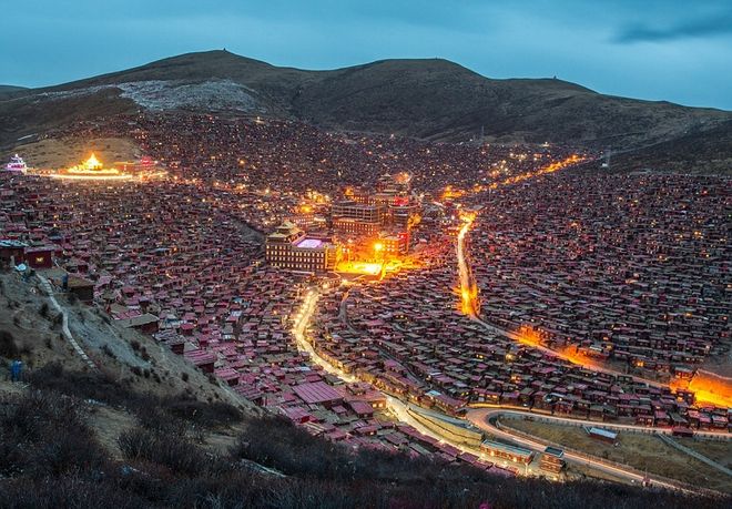 Toàn cảnh học viện Larung Gar