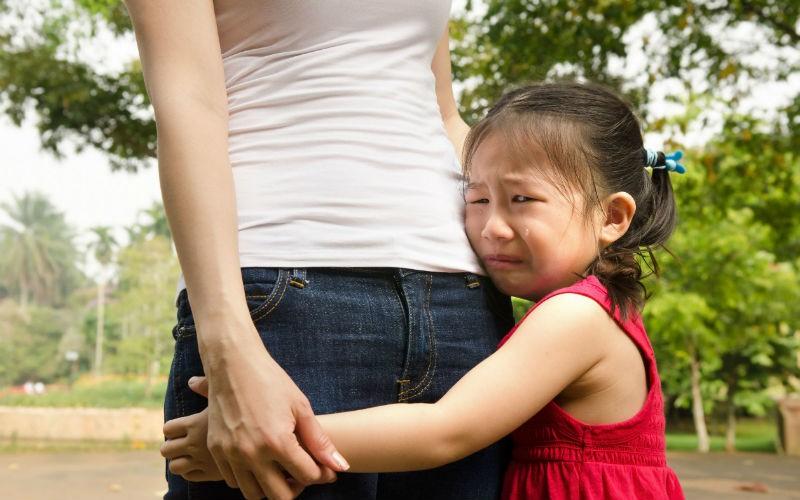 Khuyến khích trẻ luôn tâm sự nói cho bố mẹ biết những gì con buồn, làm con không vui