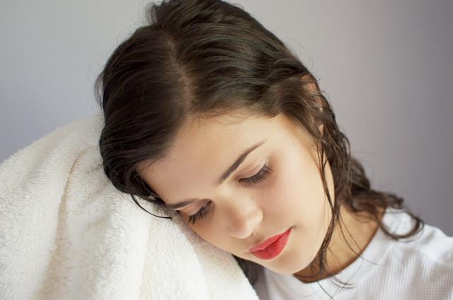 Mặc ấm khi đi ra ngoài, làm khô người ngay sau khi đi mưa về