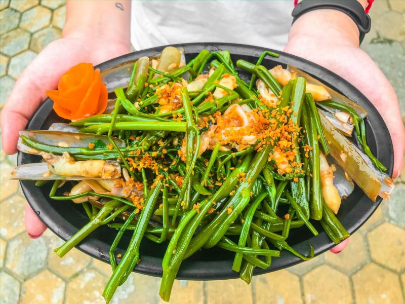Ốc móng tay xào rau muống